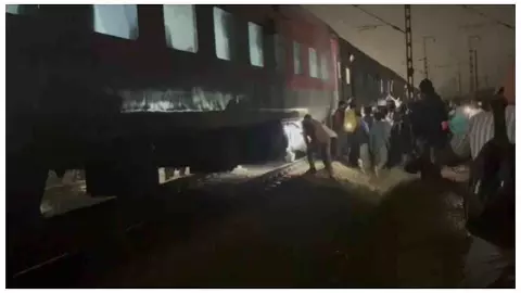 Mathura News : मथुरा से बड़ी खबर: ट्रेन में धुआं उठने से मची अफरा-तफरी, आग की अफवाह निकली गलत Mathura News : मथुरा से बड़ी खबर: ट्रेन में धुआं उठने से मची अफरा-तफरी, आग की अफवाह निकली गलत
