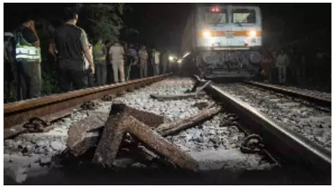 Chandauli News : चंदौली में ट्रेन हादसे की साजिश नाकाम, चालक की सूझबूझ से टला बड़ा हादसा Chandauli News : चंदौली में ट्रेन हादसे की साजिश नाकाम, चालक की सूझबूझ से टला बड़ा हादसा