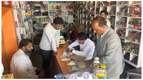 Lakhimpur Kheri News : पलियाकलां में होली से पहले खाद्य विभाग की ताबड़तोड़ छापेमारी Lakhimpur Kheri News : पलियाकलां में होली से पहले खाद्य विभाग की ताबड़तोड़ छापेमारी