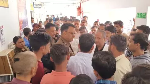 Riots at Mahoba District Hospital, doctors boycott Riots at Mahoba District Hospital, doctors boycott