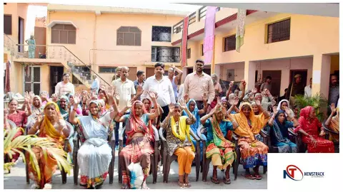 Lakhimpur Kheri News :  होली पर डीएम दुर्गा शक्ति नागपाल ने वृद्धाश्रम में बांटी खुशियां
