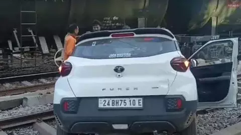 Road railing broke, car reached railway track, Tala Bada Hadsa