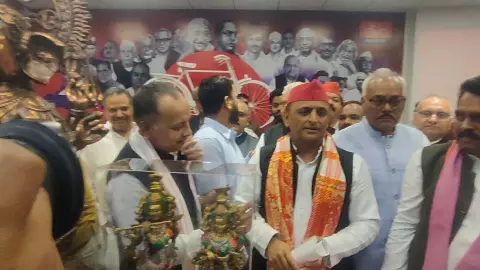 Rohit Pandeys power demonstration in Lucknow, joins SP with supporters