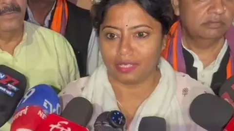 Pallavi Patels sit-in in Mirzapur, accused of arresting district president
