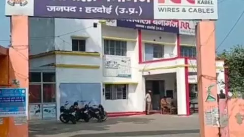 Hardoi News: ड्यूटी में लापरवाही पर दो पुलिस अधिकारी निलंबित, पुलिस अधीक्षक ने कड़ा रुख अपनाया Hardoi News: ड्यूटी में लापरवाही पर दो पुलिस अधिकारी निलंबित, पुलिस अधीक्षक ने कड़ा रुख अपनाया
