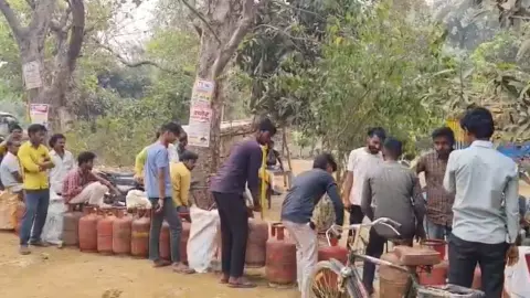 Basti गैस सिलेंडर एजेंसियों पर लगी लंबी कतारें, उपभोक्ता सुबह से कर रहे इंतजार।