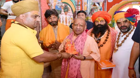 CM Yogi reaches Ayodhya, visits Hanumangarh and Ramlala