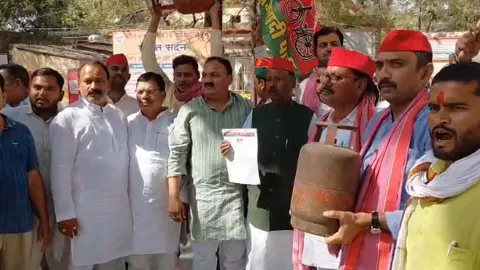 SP protests over shortage of gas cylinders in Mirzapur