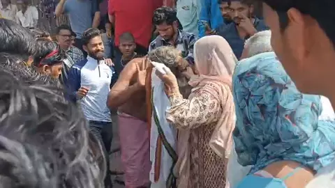Sadhu and woman beaten on road in Mathura, Video Viral Sadhu and woman beaten on road in Mathura, Video Viral
