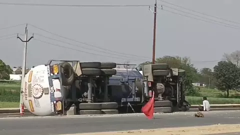 Capsule Tanker Filled with Gas Overturns, Traffic Blocked On Mathura-Bareilly Highway