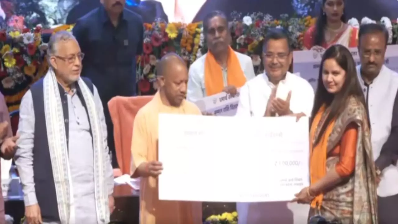 Lucknow: कैलाश मानसरोवर यात्रियों को लखनऊ में सहायता राशि, सीएम योगी Lucknow: कैलाश मानसरोवर यात्रियों को लखनऊ में सहायता राशि, सीएम योगी