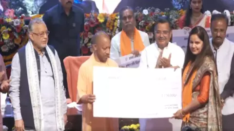Lucknow:  कैलाश मानसरोवर यात्रियों को लखनऊ में सहायता राशि, सीएम योगी