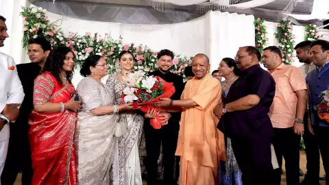 Lucknow: स्टार स्पिनर कुलदीप यादव के रिसेप्शन में पहुंचे सीएम योगी व अखिलेश यादव, नवदंपति को दी बधाई