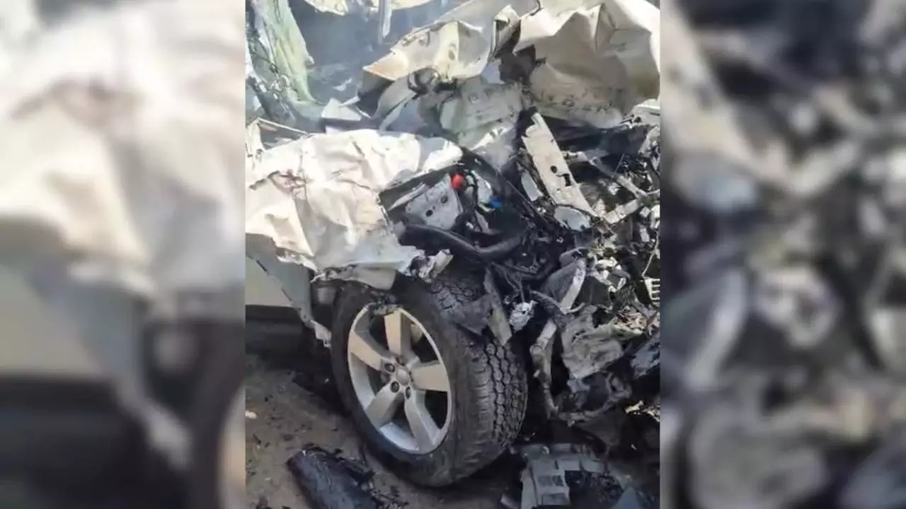 1 करोड़ की 5-स्टार SUV भी नहीं बचा सकी जान! डंपर से टकराई Land Rover Defender 1 करोड़ की 5-स्टार SUV भी नहीं बचा सकी जान! डंपर से टकराई Land Rover Defender