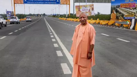 UP News: 9 सालों में कैसे बदल गया उत्तर प्रदेश? एक्सप्रेसवे और मल्टी-मॉडल कनेक्टिविटी से बना लॉजिस्ट UP News: 9 सालों में कैसे बदल गया उत्तर प्रदेश? एक्सप्रेसवे और मल्टी-मॉडल कनेक्टिविटी से बना लॉजिस्ट