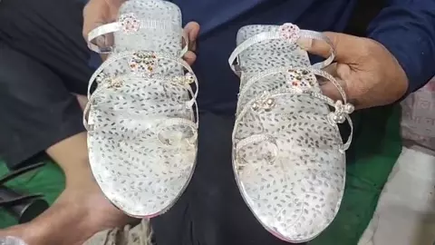 Husband Gives Wife Unique Eid Tohfa, Silver Slippers, Has Unique Sample of Craftsmanship Husband Gives Wife Unique Eid Tohfa, Silver Slippers, Has Unique Sample of Craftsmanship