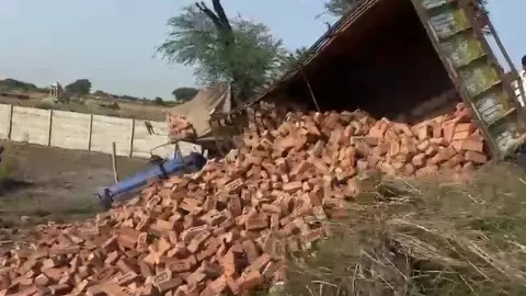 Two road accidents in Mathura, one dead, several injured Two road accidents in Mathura, one dead, several injured