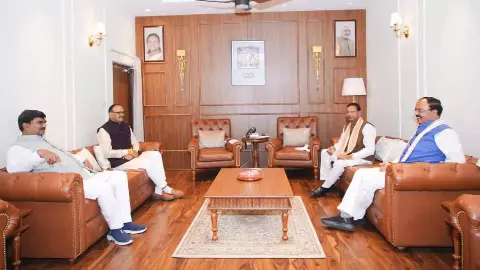 योगी के गढ़ में बड़ा उलटफेर? पहली बार डिप्टी सीएम के घर जुटी कोर कमेटी,लखनऊ से दिल्ली तक मची खलबली