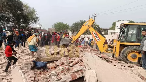 प्रयागराज में बड़ा हादसा! फाफामऊ में ढहा विशाल कोल्ड स्टोरेज, 4 की मौत, दर्जनों घायल, CM योगी ने किया मुआवजे का ऐलान