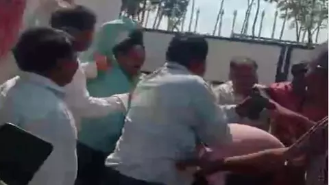 Ghazipur News: सदर विधायक जै किशन शाहु के भतीजे ने सरेआम की गुंडागर्दी युवक को चप्पलों से पीटा