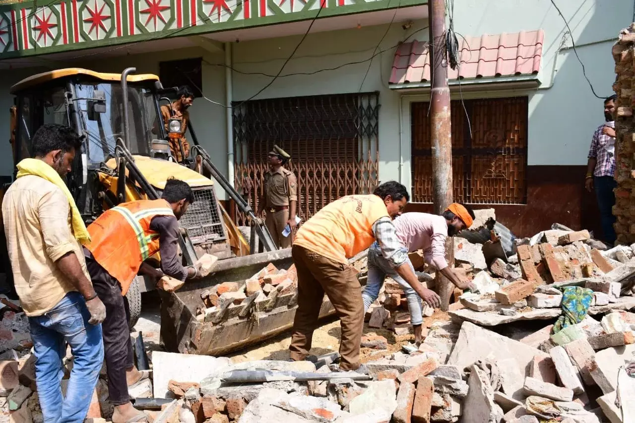 वाराणसी में खाना बनाते समय फटा सिलेंडर, मकान ढहने से भाई-बहन की हुई मौत