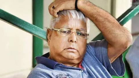 Delhi HC Rejects Lalu Yadav Plea: लालू को तीखा झटका, लैंड फॉर जॉब मामले को रद करने से हो गया इनकार Delhi HC Rejects Lalu Yadav Plea: लालू को तीखा झटका, लैंड फॉर जॉब मामले को रद करने से हो गया इनकार