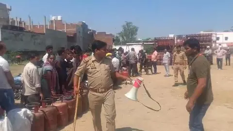 बांदा में गैस संकट, विरोध पर युवक की पिटाई, वीडियो वायरल