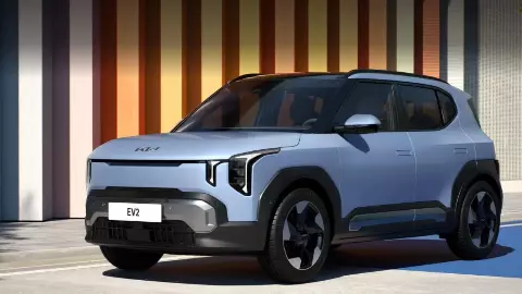 Kia की सस्ती इलेक्ट्रिक कार EV2 लॉन्च, लंबी रेंज और लग्जरी फीचर्स से मचाएगी धूम