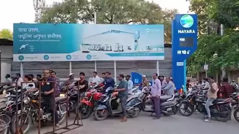 पेट्रोल-डीजल के लिए मची लूट!  महाराष्ट्र में बाइक के लिए ₹200 और कार के लिए ₹2000 की लिमिट तय
