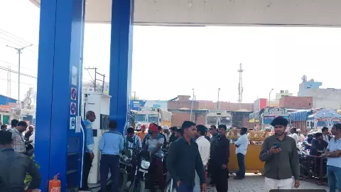 Crowds, queues and long queues at petrol pumps in Prayagraj