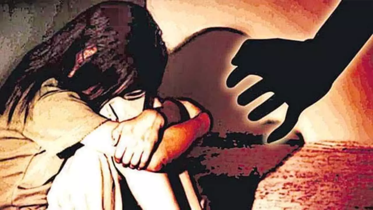 Hapur News:पड़ोसी युवक ने नाबालिग को 4 घंटे तक कमरे में बनाया बंधक, दुष्कर्म का आरोप; आरोपी गिरफ्तार