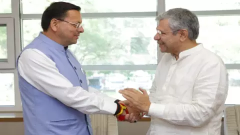 Dhami Meets Ashwini Vaishnaw: डिजिटल कुंभ 2027 और रेल परियोजनाओं पर जोर