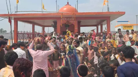 Kannauj News: कन्नौज मे मां भगवती की शोभायात्रा में पुष्पवर्षा व गुलाल की खेली गई होली