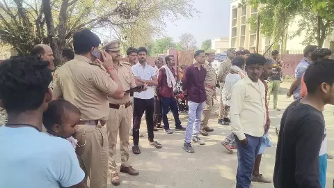 Serious accident on Ganga Expressway service road: 3 killed, 2 seriously injured in car-bike collision Serious accident on Ganga Expressway service road: 3 killed, 2 seriously injured in car-bike collision