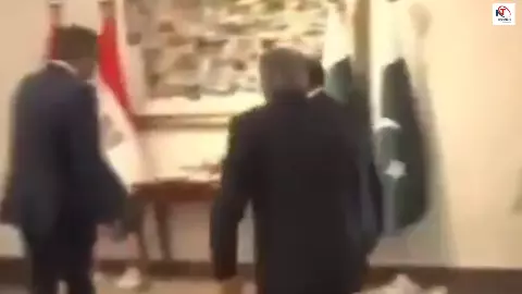 PAK की फिसलन वाली कूटनीति! मिस्र के विदेश मंत्री के सामने धड़ाम से गिरे डिप्टी PM इशाक डार, देखें Video PAK की फिसलन वाली कूटनीति! मिस्र के विदेश मंत्री के सामने धड़ाम से गिरे डिप्टी PM इशाक डार, देखें Video