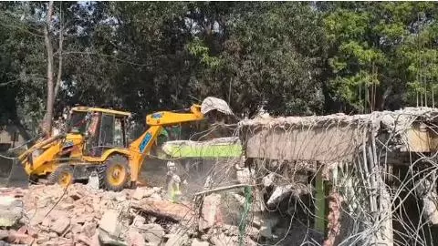 Sitapur News: सरकारी जमीन पर बनी अवैध मस्जिद ध्वस्त, भारी पुलिस बल और ड्रोन निगरानी मौजूद
