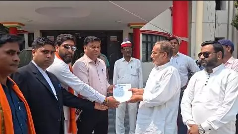 Mahrajganj News: खेल मैदान पर बाउंड्री निर्माण को लेकर ग्रामीणों ने किया जोरदार विरोध, ज्ञापन सौंपा Mahrajganj News: खेल मैदान पर बाउंड्री निर्माण को लेकर ग्रामीणों ने किया जोरदार विरोध, ज्ञापन सौंपा
