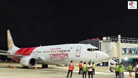 लखनऊ में एयर इंडिया एक्सप्रेस की इमरजेंसी लैंडिंग, दिल्ली जा रही फ्लाइट के इंजन से निकला धुंआ... लखनऊ में एयर इंडिया एक्सप्रेस की इमरजेंसी लैंडिंग, दिल्ली जा रही फ्लाइट के इंजन से निकला धुंआ...