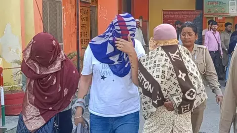 17 सेक्सवर्धक गोलियां, 16 कंडोम और 76 हजार कैश... मुरादाबाद के पॉश इलाके में सेक्स रैकेट का पर्दाफाश 17 सेक्सवर्धक गोलियां, 16 कंडोम और 76 हजार कैश... मुरादाबाद के पॉश इलाके में सेक्स रैकेट का पर्दाफाश