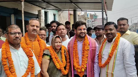 Nagar Panchayat representative welcomes Abhishek Soni who became Naib Tehsildar