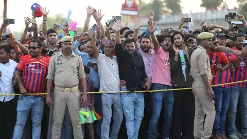 इकाना स्टेडियम में उमड़ा जनसैलाब, LSG और DC का मुकाबला देखने पहुंचे हजारों दर्शक इकाना स्टेडियम में उमड़ा जनसैलाब, LSG और DC का मुकाबला देखने पहुंचे हजारों दर्शक