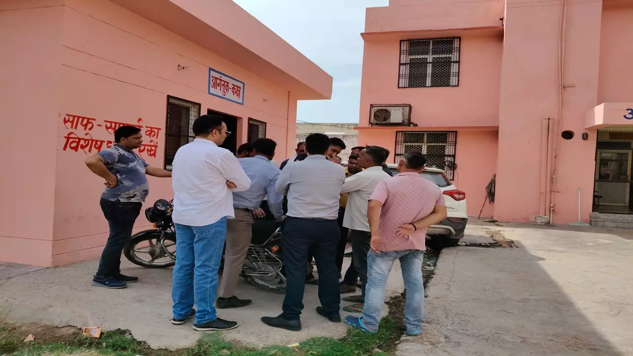 Aligarh News: कैमाबली गांव में मधुमक्खी के हमले से किसान मनोहर लाल की मौत, परिवार में शोक