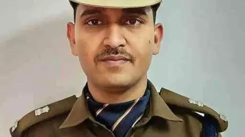 Kaushambi News: कौशांबी के IPS सत्य नारायण प्रजापत की संघर्ष से सफलता तक की प्रेरणादायक कहानी