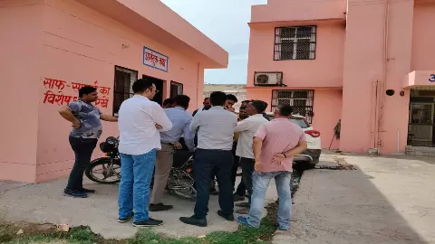 Aligarh News: कैमाबली गांव में मधुमक्खी के हमले से किसान मनोहर लाल की मौत, परिवार में शोक Aligarh News: कैमाबली गांव में मधुमक्खी के हमले से किसान मनोहर लाल की मौत, परिवार में शोक