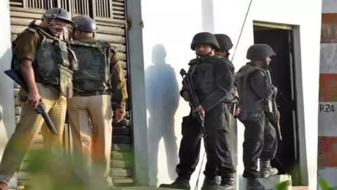 UP में बड़ी आतंकी साजिश का भंडाफोड़! लखनऊ में ATS ने दबोचे 4 खूंखार आतंकी, कई बड़े खुलासे