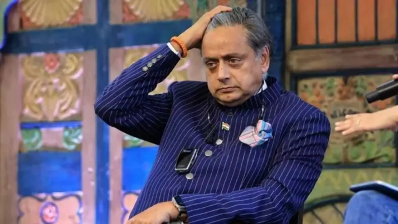शशि थरूर के काफिले पर बड़ा हमला! केरलम में बीच सड़क पर 8 गुंडों ने घेरी गाड़ी, सुरक्षाकर्मी से जमकर मारपीट शशि थरूर के काफिले पर बड़ा हमला! केरलम में बीच सड़क पर 8 गुंडों ने घेरी गाड़ी, सुरक्षाकर्मी से जमकर मारपीट