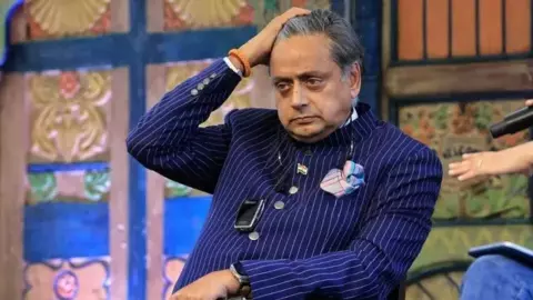 शशि थरूर के काफिले पर बड़ा हमला! केरलम में बीच सड़क पर 8 गुंडों ने घेरी गाड़ी, सुरक्षाकर्मी से जमकर मारपीट शशि थरूर के काफिले पर बड़ा हमला! केरलम में बीच सड़क पर 8 गुंडों ने घेरी गाड़ी, सुरक्षाकर्मी से जमकर मारपीट
