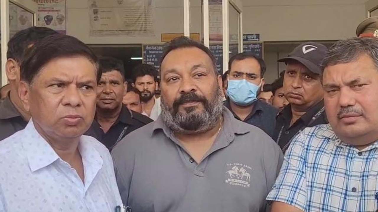 Etah doctor journalist clash Mukesh Parmar suspended after probe | Etah ...