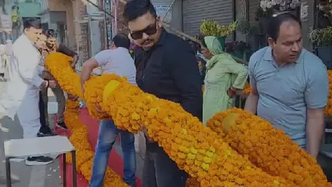 Shamli News: भाजपा नेता संजय विनायक जोशी के जन्मदिन पर 64 फीट फूलों की माला बनवाई, कीमत 1 लाख