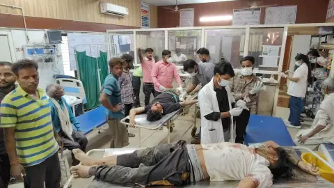 Hathras News: हाथरस में कार-बाइक की भिड़ंत, दो युवक गंभीर रूप से घायल